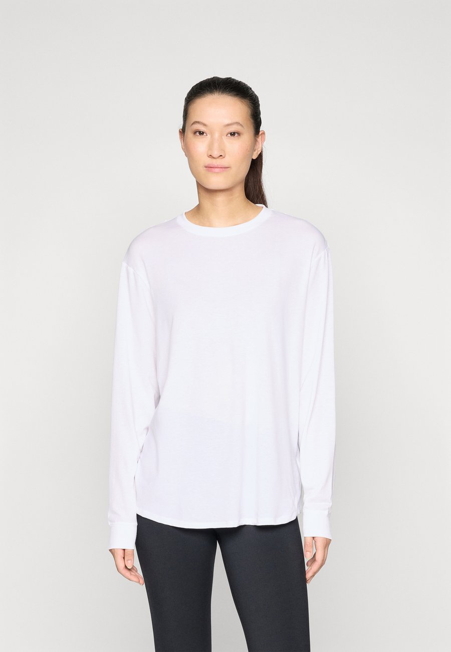 Топ Nike Performance ONE RELAXED TOP, White
Топ Nike Performance ONE RELAXED TOP, White