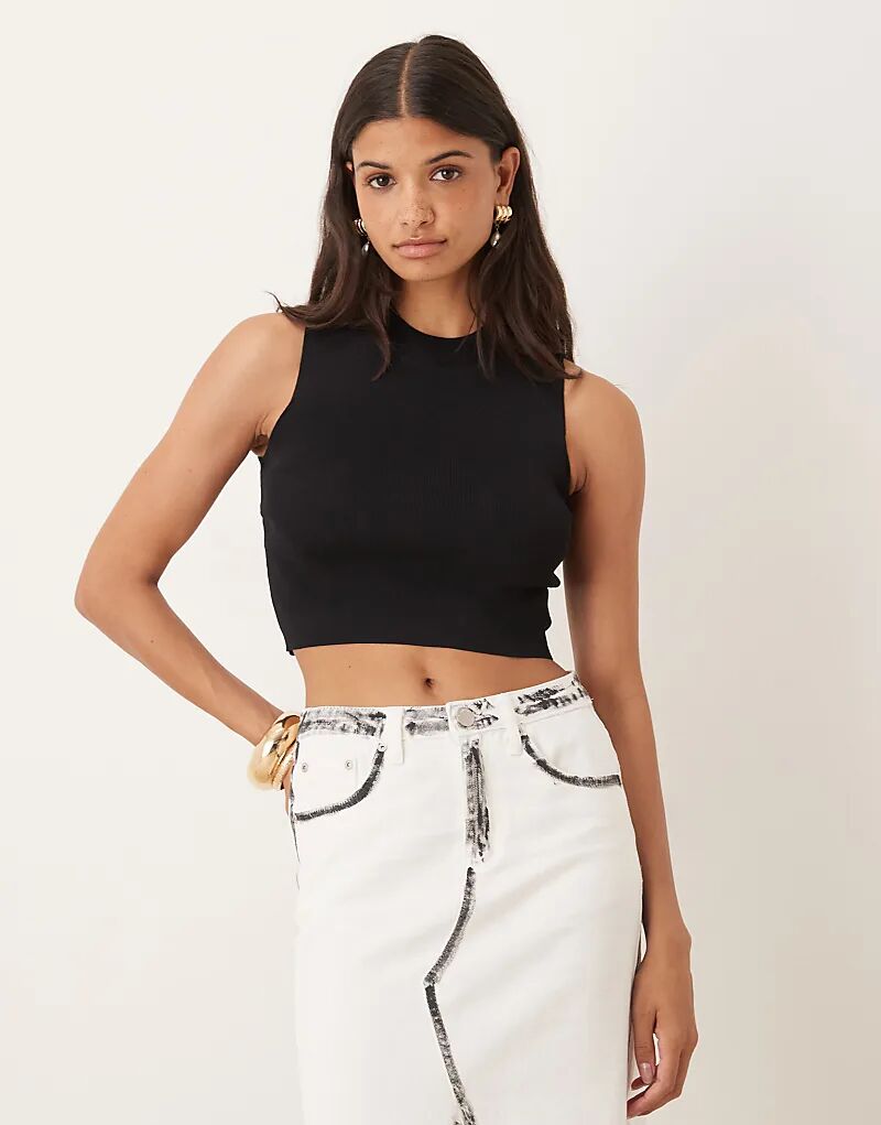 Трикотажный топ без рукавов с высоким воротом черного цвета
Трикотажный топ без рукавов с высоким воротом черного цвета