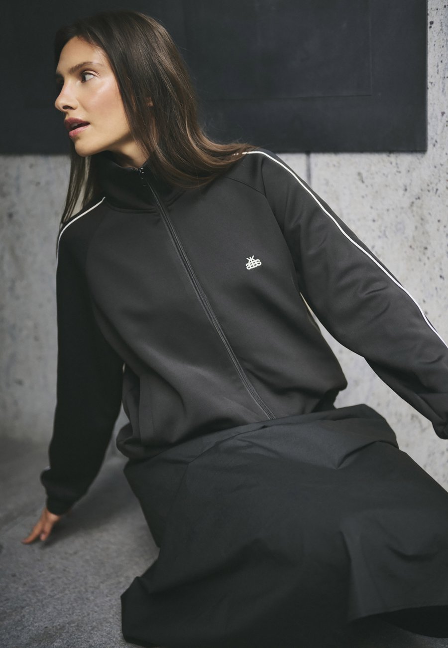 Толстовка Karen by Simonsen Zip-up sweatshirt, Meteorite/Black
Толстовка Karen by Simonsen Zip-up sweatshirt, Meteorite/Black