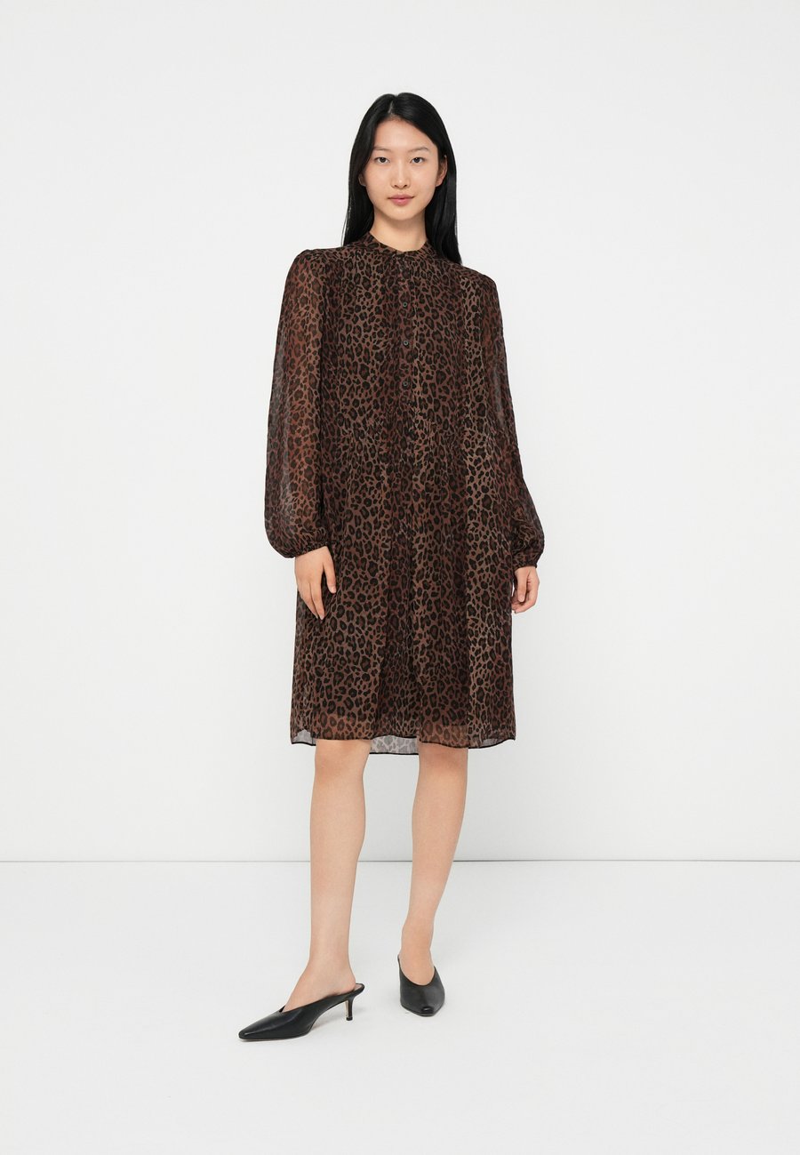 Платье lala Berlin DRESS DEMI , Dark Brown /Multi-Coloured
Платье lala Berlin DRESS DEMI , Dark Brown /Multi-Coloured