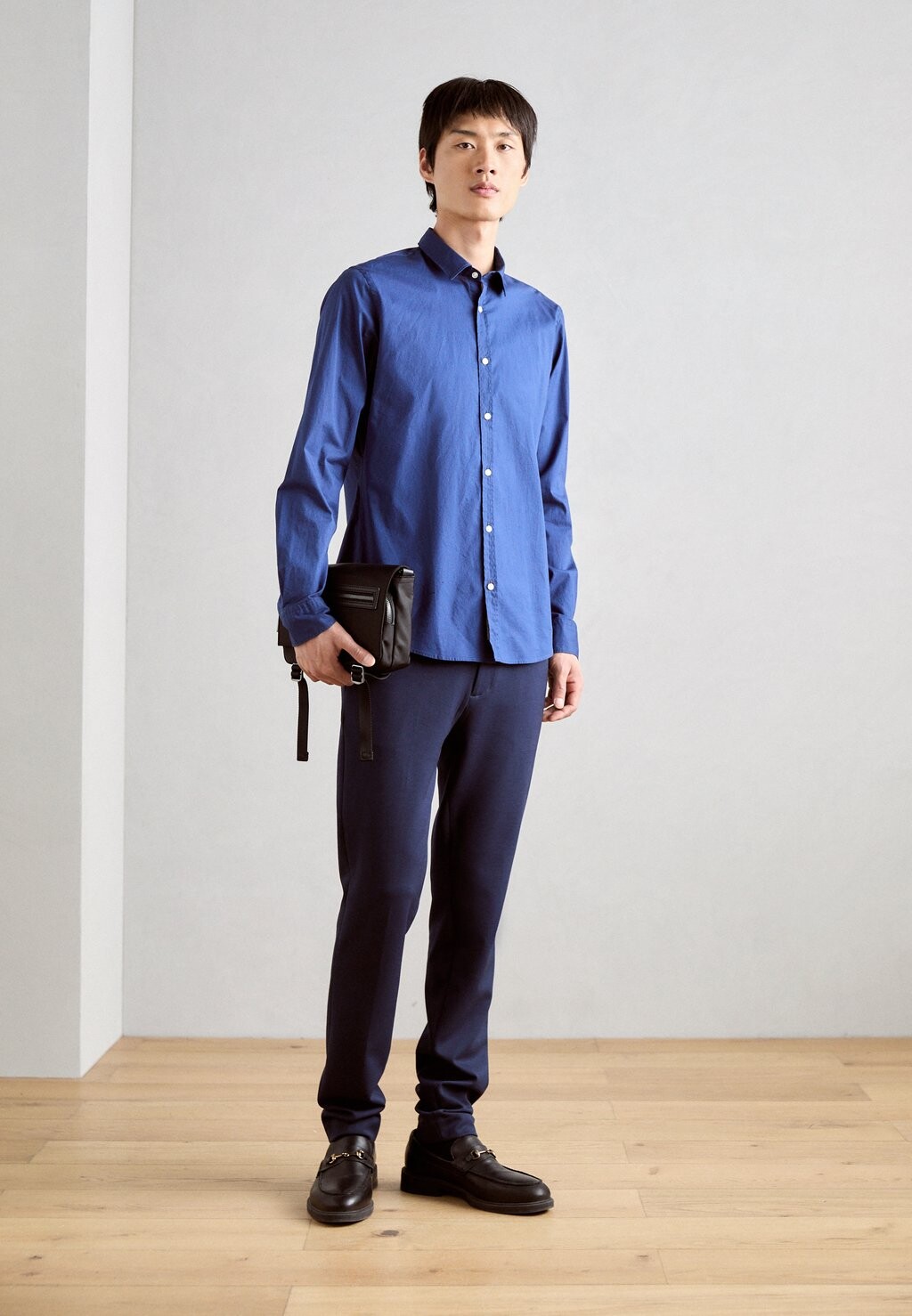 Официальная рубашка SEASONAL ESSENTIALS SOLID SHIRT Scotch & Soda, темно-синий
Официальная рубашка SEASONAL ESSENTIALS SOLID SHIRT Scotch & Soda, темно-синий