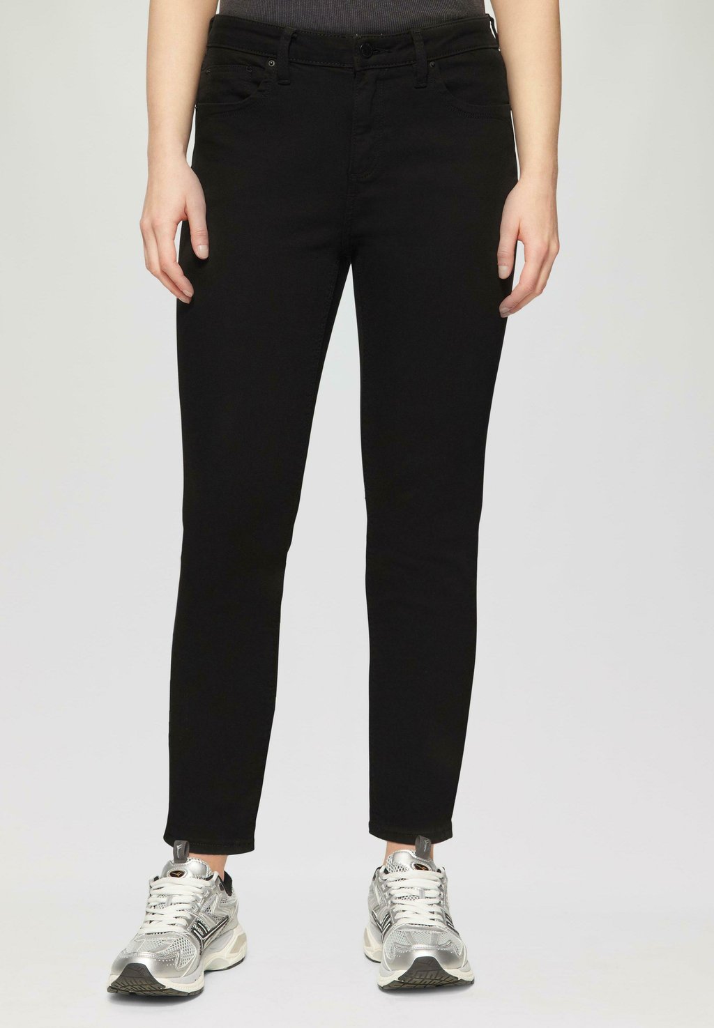 Джинсы облегающего кроя QS QS, черный
Джинсы облегающего кроя QS QS, черный