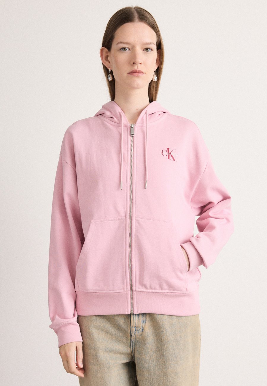 Толстовка Calvin Klein Jeans MONOLOGO HOOD, Pink Nectar/Pink
Толстовка Calvin Klein Jeans MONOLOGO HOOD, Pink Nectar/Pink