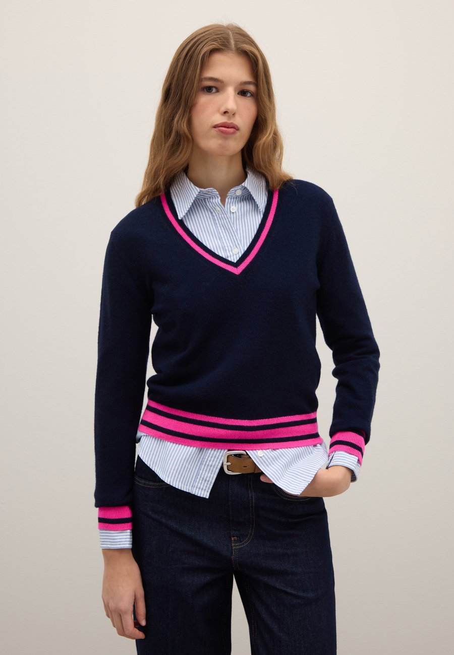 Джемпер PIOMBO V-NECK STRIPED, Blue Pink/Blue
Джемпер PIOMBO V-NECK STRIPED, Blue Pink/Blue