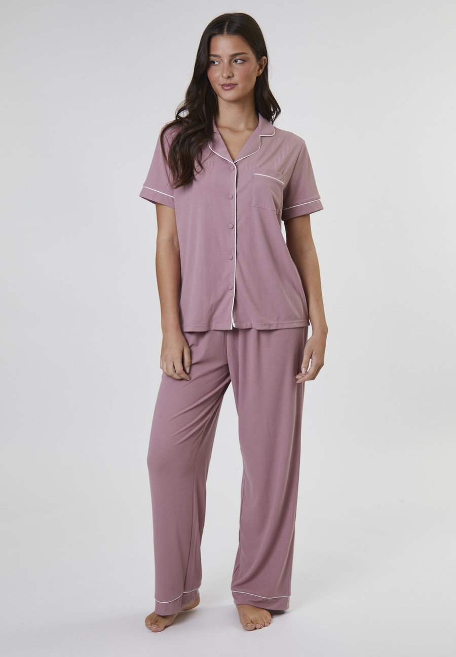 Пижамный комплект Loungeable TRADITIONAL SHORT SLEEVE SET, Pink
Пижамный комплект Loungeable TRADITIONAL SHORT SLEEVE SET, Pink