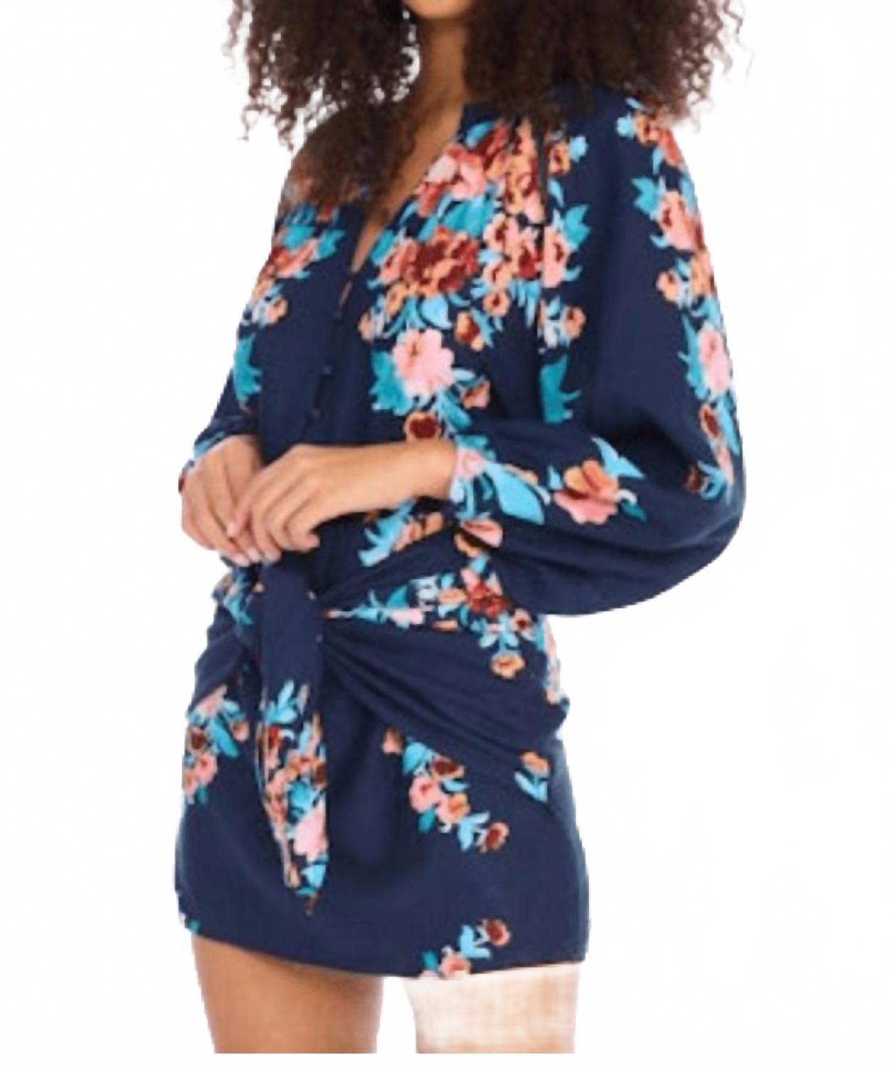 Блузка Briella с цветочным принтом в темно-синем цвете ALLISON NEW YORK
Блузка Briella с цветочным принтом в темно-синем цвете ALLISON NEW YORK