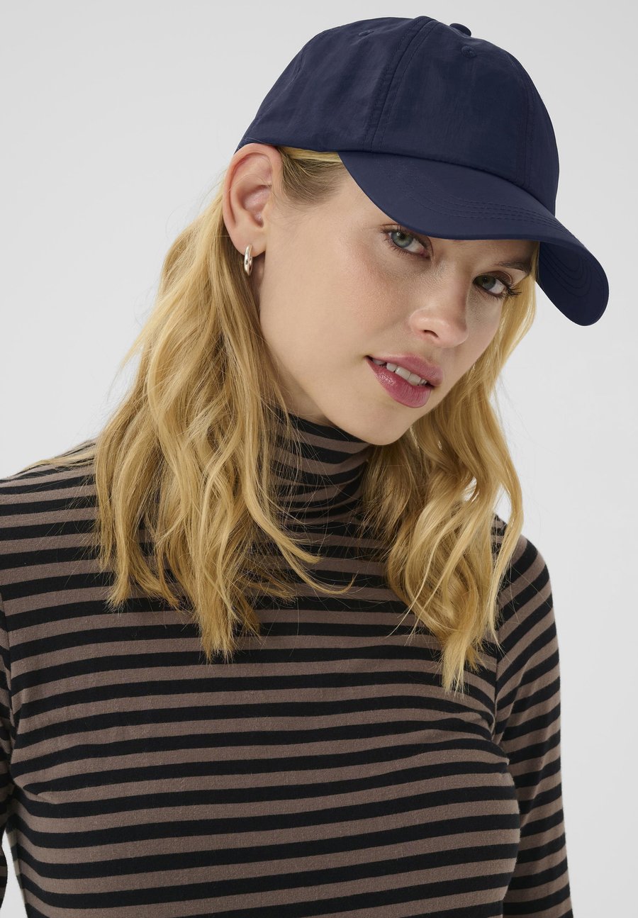 Бейсболка Part Two FATANAS , Dark Navy/Dark Blue
Бейсболка Part Two FATANAS , Dark Navy/Dark Blue