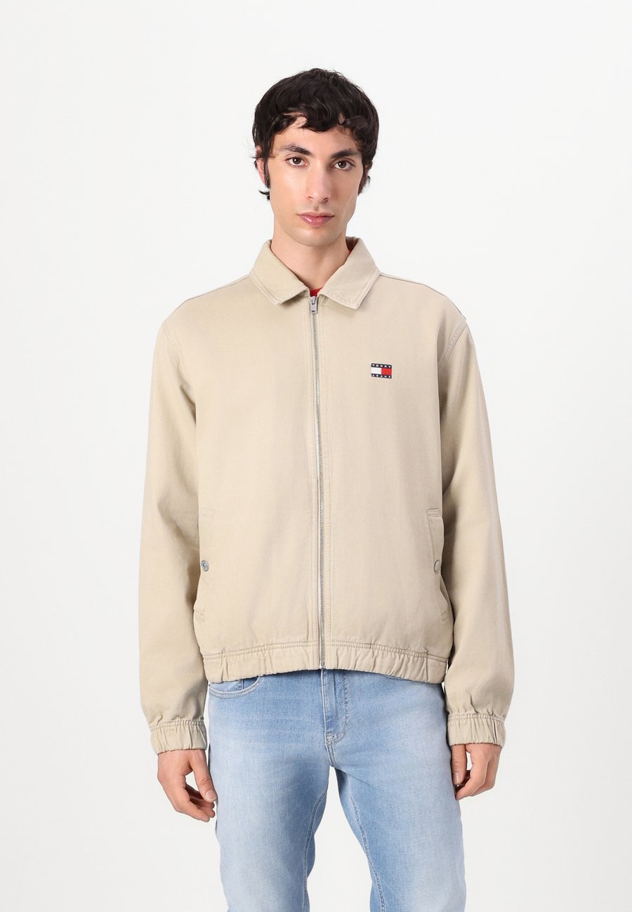 Куртка Tommy Jeans ESSENTIAL FLAG JACKET, Silt/Khaki
Куртка Tommy Jeans ESSENTIAL FLAG JACKET, Silt/Khaki