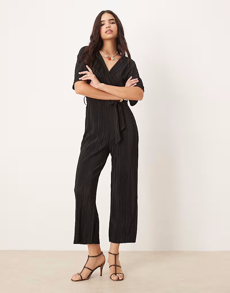 Комбинезон YAS с запахом спереди, черный
Комбинезон YAS с запахом спереди, черный