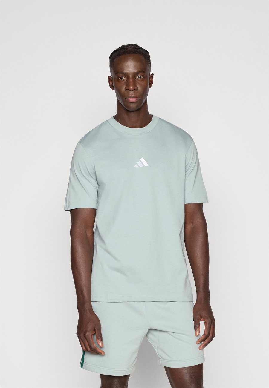 Футболка Adidas Sportswear ESSENTIALS SMALL LOGO SINGLE TEE, Sage/White/Light Green, Белый, Футболка Adidas Sportswear ESSENTIALS SMALL LOGO SINGLE TEE, Sage/White/Light Green
Футболка Adidas Sportswear ESSENTIALS SMALL LOGO SINGLE TEE, Sage/White/Light Green, Белый, Футболка Adidas Sportswear ESSENTIALS SMALL LOGO SINGLE TEE, Sage/White/Light Green