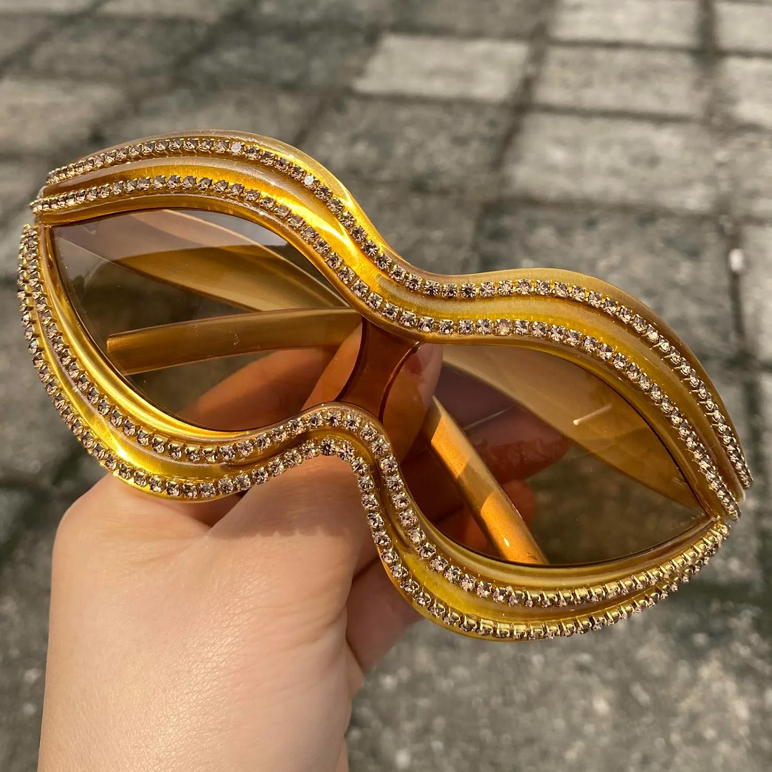 Большие солнцезащитные очки-обтекатели с кристаллами для женщин, роскошные солнцезащитные очки в стиле Y2K 2024 года, ретро-очки 2000-х mincl, 2pcs-pink&gold
Большие солнцезащитные очки-обтекатели с кристаллами для женщин, роскошные солнцезащитные очки в стиле Y2K 2024 года, ретро-очки 2000-х mincl, 2pcs-pink&gold