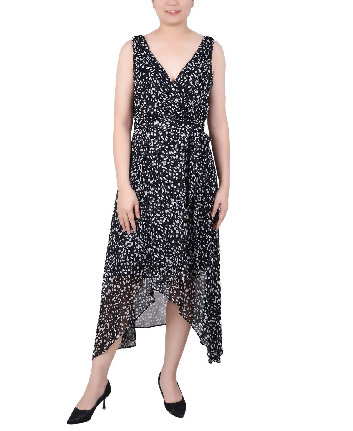 Миниатюрное шифоновое платье без рукавов с запахом NY Collection
Миниатюрное шифоновое платье без рукавов с запахом NY Collection