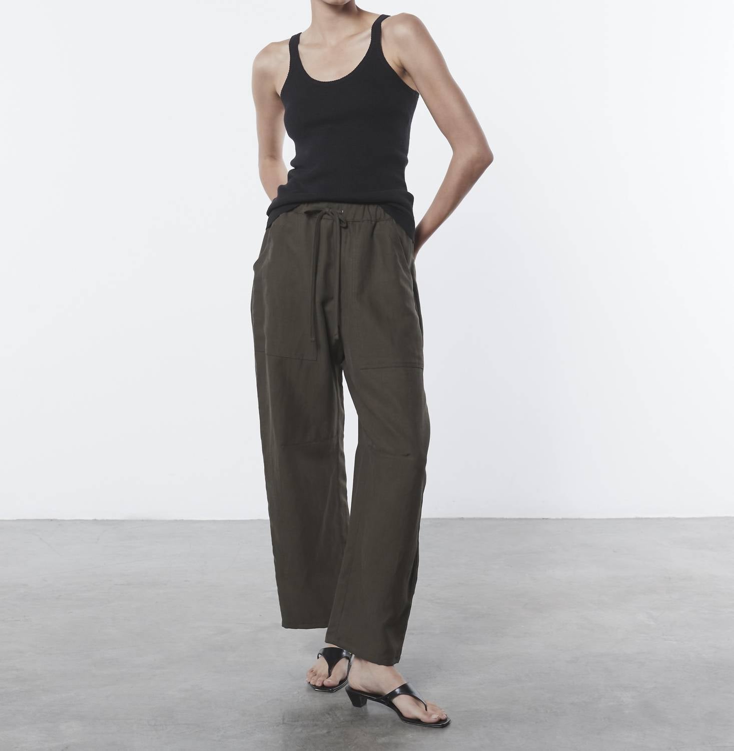 Майка из льняного трикотажа на бретелях черного цвета Enza Costa
Майка из льняного трикотажа на бретелях черного цвета Enza Costa