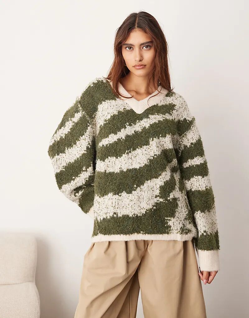 Джемпер свободного кроя ARRANGE с V-образным вырезом и закругленным подолом зеленого и кремового цвета с тигровым принтом
Джемпер свободного кроя ARRANGE с V-образным вырезом и закругленным подолом зеленого и кремового цвета с тигровым принтом