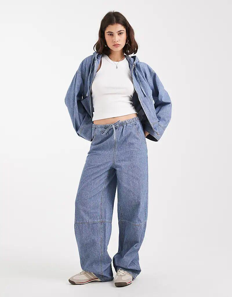 Джинсы с широкими штанинами и завязкой на талии, светло-голубого цвета
Джинсы с широкими штанинами и завязкой на талии, светло-голубого цвета