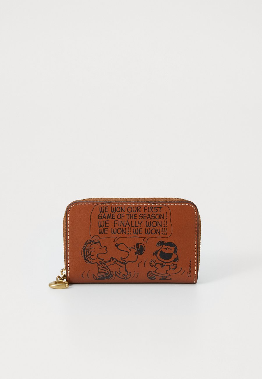 Кошелек COACH COACH X PEANUTS SMALL ZIP AROUND CARD CASE WITH NEWSPAPER PRINT, Hazelnut/Brown
Кошелек COACH COACH X PEANUTS SMALL ZIP AROUND CARD CASE WITH NEWSPAPER PRINT, Hazelnut/Brown