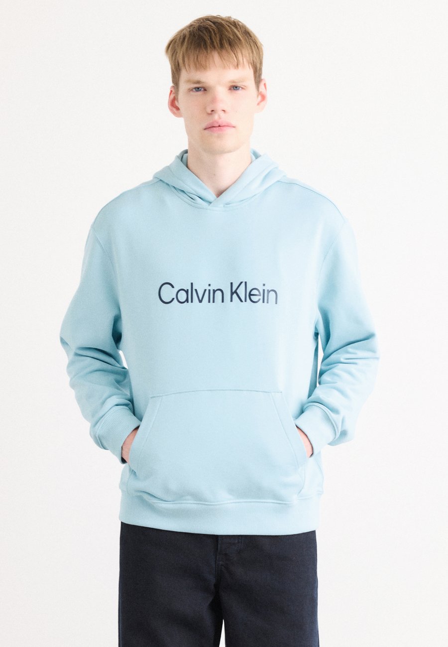 Толстовка Calvin Klein STANDARD LOGO, Stratosphere/Off-White
Толстовка Calvin Klein STANDARD LOGO, Stratosphere/Off-White