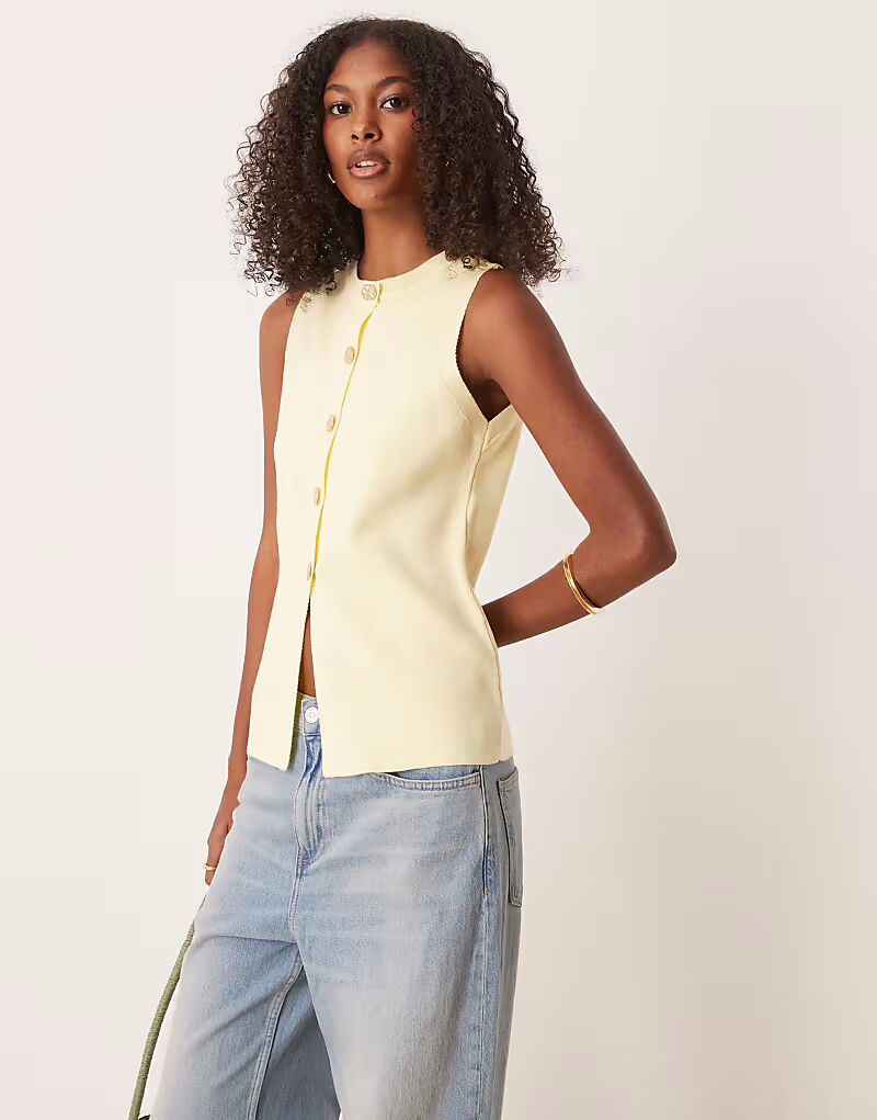 Жилет структурированный с круглым вырезом ASOS DESIGN с золотыми пуговицами цвета пахты
Жилет структурированный с круглым вырезом ASOS DESIGN с золотыми пуговицами цвета пахты