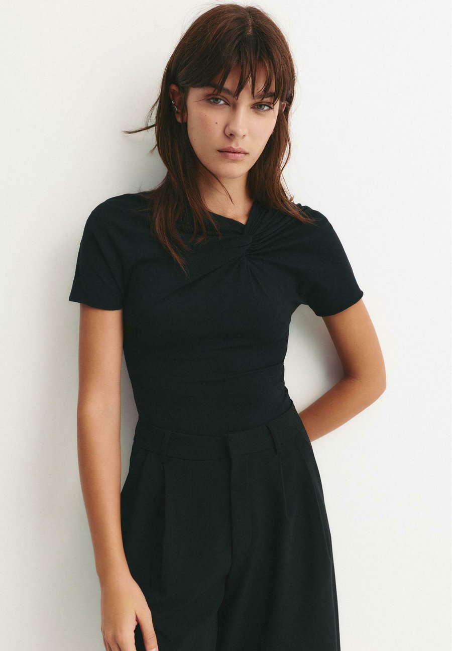 Футболка PULL&BEAR KNOT DETAIL NECKLINE, Black, Черный, Футболка PULL&BEAR KNOT DETAIL NECKLINE, Black
Футболка PULL&BEAR KNOT DETAIL NECKLINE, Black, Черный, Футболка PULL&BEAR KNOT DETAIL NECKLINE, Black