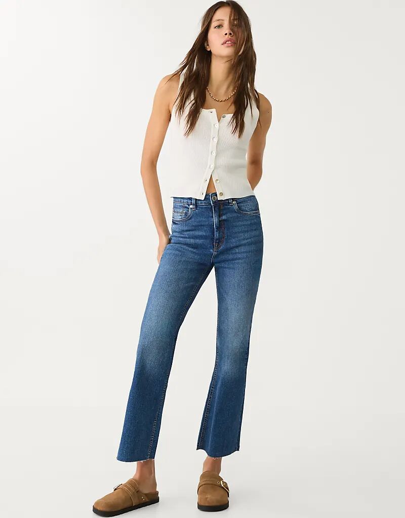 Укороченные расклешенные джинсы Stradivarius D78 средне-синего цвета
Укороченные расклешенные джинсы Stradivarius D78 средне-синего цвета