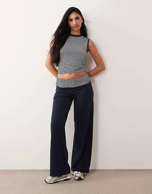 Темно-синие брюки с полосками сзади и поясом ASOS DESIGN
Темно-синие брюки с полосками сзади и поясом ASOS DESIGN