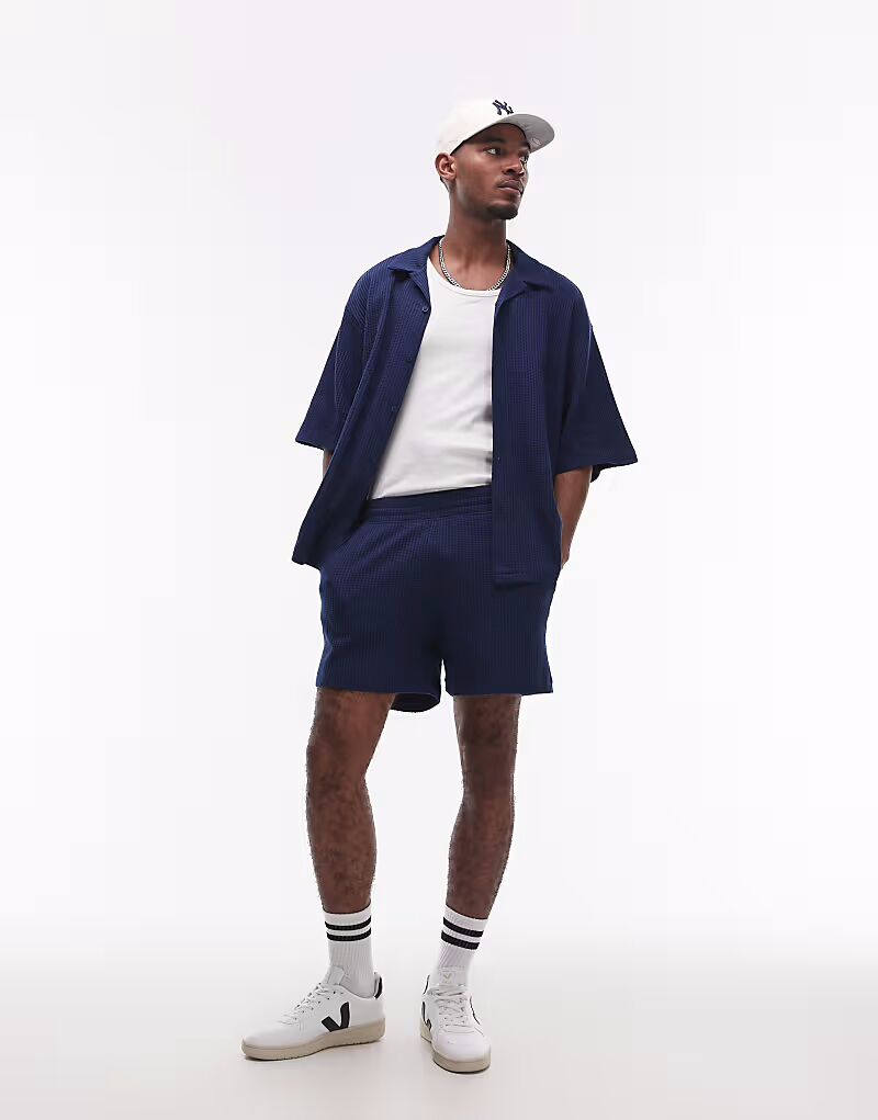 Короткие вафельные шорты свободного кроя темно-синего цвета Topman
Короткие вафельные шорты свободного кроя темно-синего цвета Topman