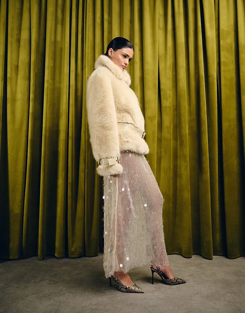 Платье VRG GRL из сетки мидакси с короткими рукавами и пайетками бежевого цвета
Платье VRG GRL из сетки мидакси с короткими рукавами и пайетками бежевого цвета