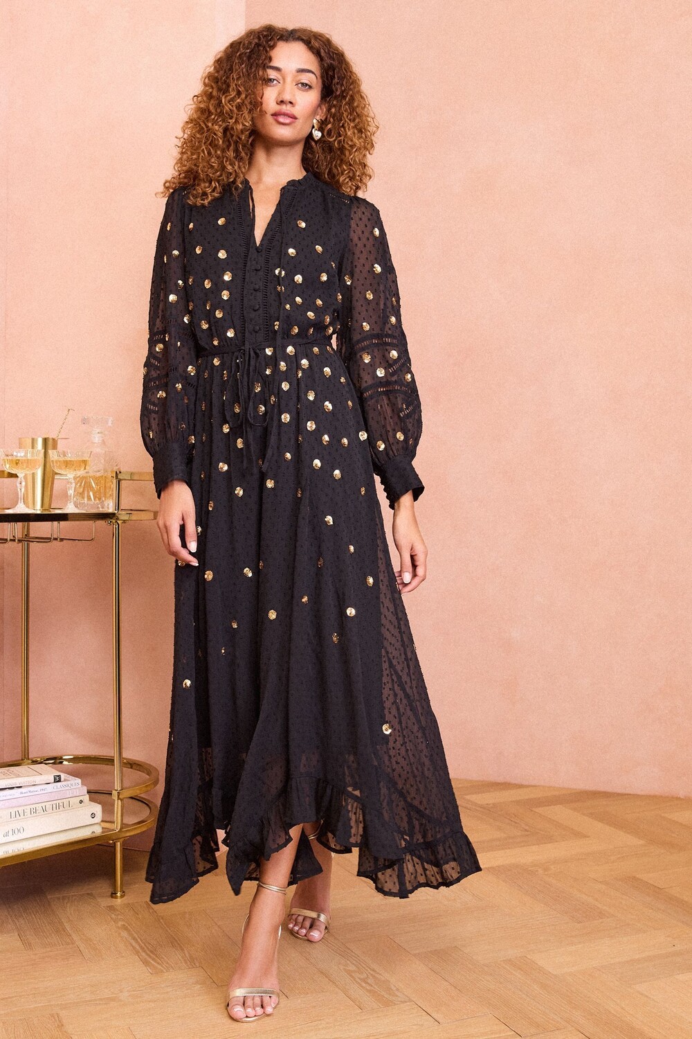 Платье миди с V образным вырезом и пайетками в горошек Love & Roses, черный 
Платье миди с V образным вырезом и пайетками в горошек Love & Roses, черный