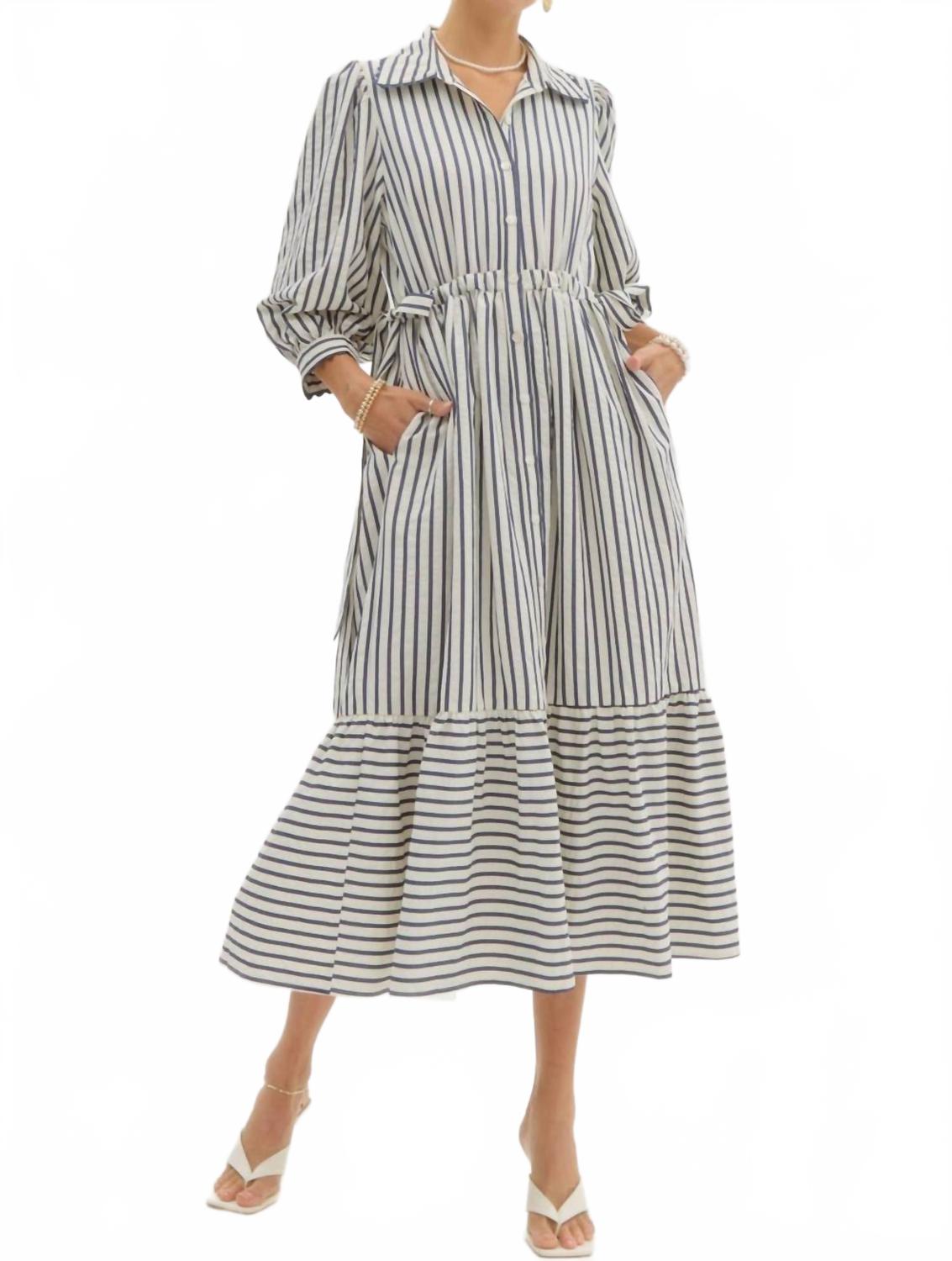 Полосатое платье миди в темно-синем цвете Entro
Полосатое платье миди в темно-синем цвете Entro