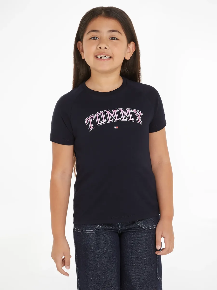 Рубашка Tommy Hilfiger с короткими рукавами "VARSIY FOIL REG TEE SS", детская до 16 лет, с тисненым логотипом, цвет Desert Sky
Рубашка Tommy Hilfiger с короткими рукавами "VARSIY FOIL REG TEE SS", детская до 16 лет, с тисненым логотипом, цвет Desert Sky