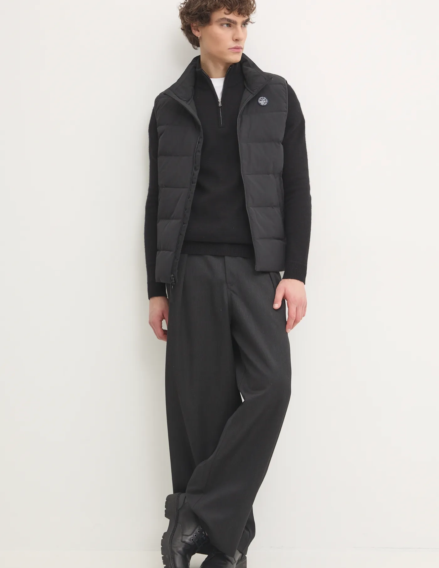 Пуховый жилет Abercrombie & Fitch, черный
Пуховый жилет Abercrombie & Fitch, черный