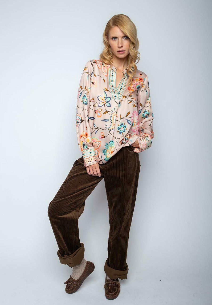 Блуза Emily van den Bergh Blouse, Sand Multi Flower/Sand
Блуза Emily van den Bergh Blouse, Sand Multi Flower/Sand