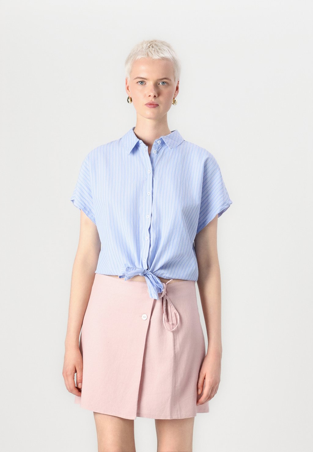 Рубашка VMFANNI SHORT TIE SHIRT Vero Moda, синий
Рубашка VMFANNI SHORT TIE SHIRT Vero Moda, синий