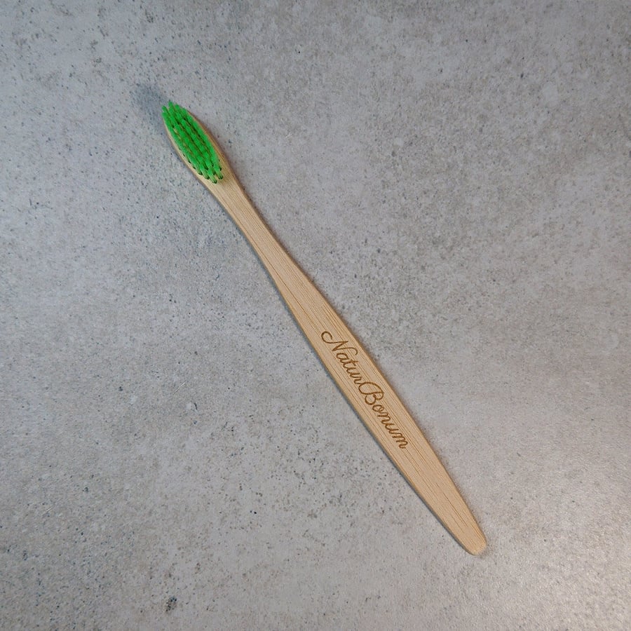 Зубная щетка из зеленого бамбука, мягкая NaturBonum
Зубная щетка из зеленого бамбука, мягкая NaturBonum