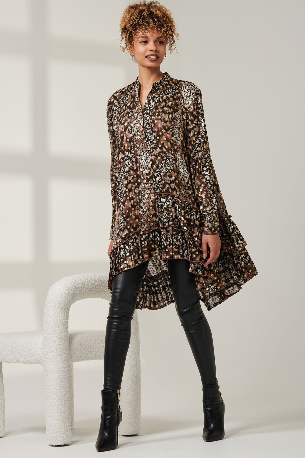 Рубашка с асимметричным подолом в металлический горошек Jolie Moi, коричневый
Рубашка с асимметричным подолом в металлический горошек Jolie Moi, коричневый