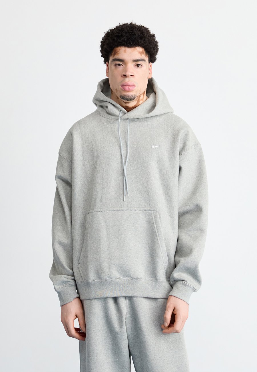 Толстовка Nike Sportswear SOLO HOODIE, Grey Heather/Smoke/Grey, Серый, Толстовка Nike Sportswear SOLO HOODIE, Grey Heather/Smoke/Grey
Толстовка Nike Sportswear SOLO HOODIE, Grey Heather/Smoke/Grey, Серый, Толстовка Nike Sportswear SOLO HOODIE, Grey Heather/Smoke/Grey