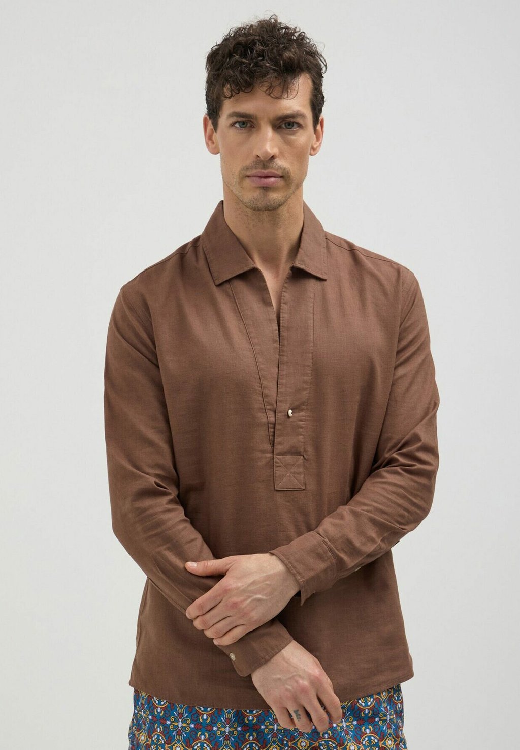 Рубашка KAFTANO TINTA UNITA Calliope, коричневый 
Рубашка KAFTANO TINTA UNITA Calliope, коричневый