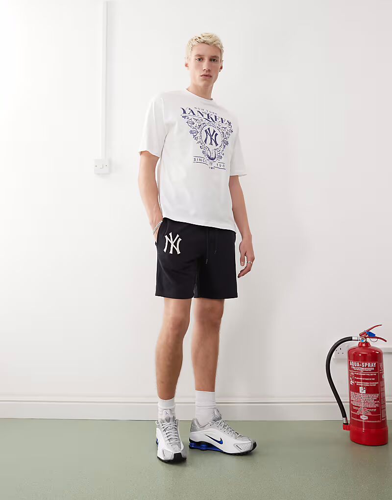 Темно-синие шорты с логотипом New Era NY Yankees
Темно-синие шорты с логотипом New Era NY Yankees