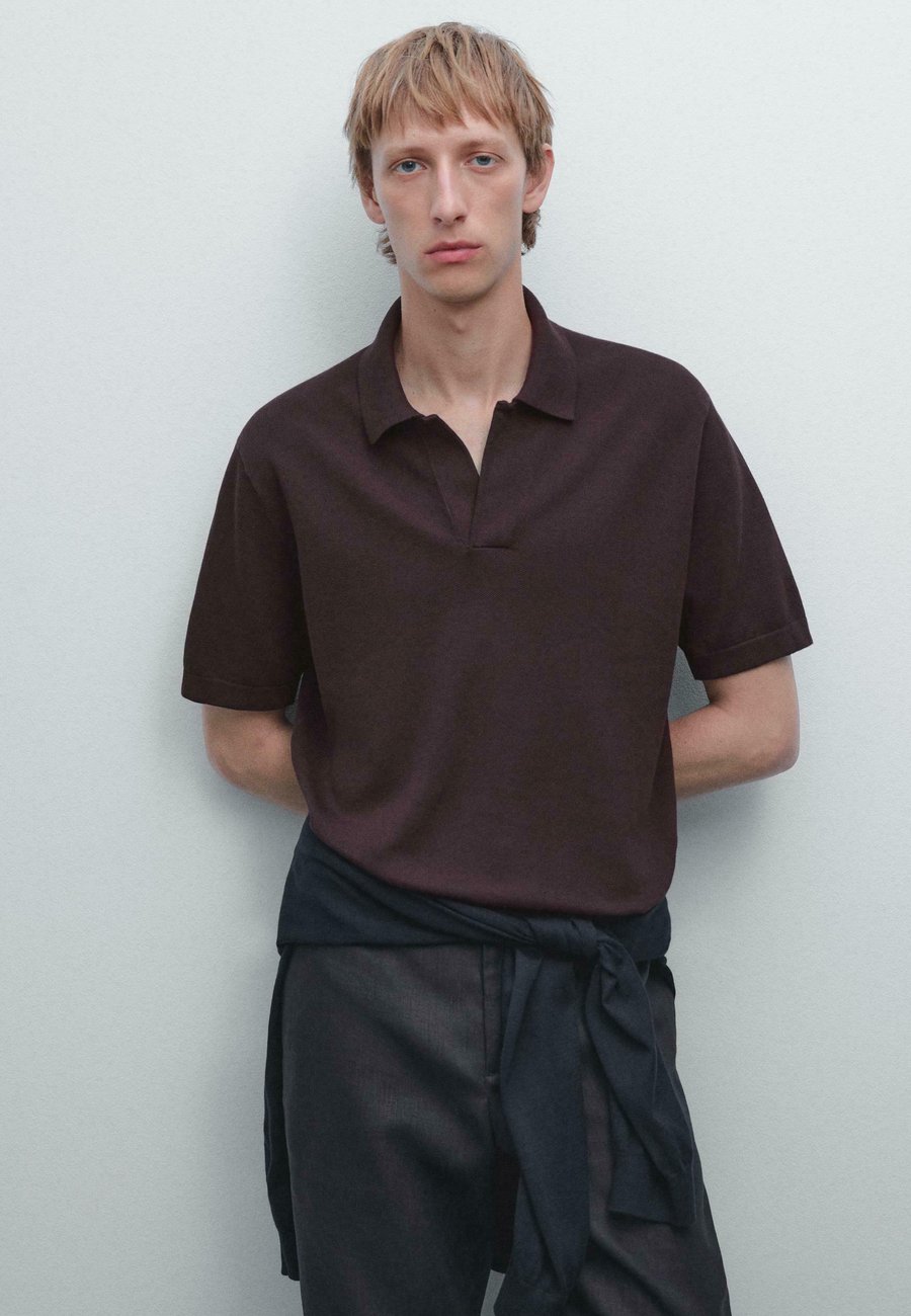 Поло Massimo Dutti LIGHTWEIGHT V-NECK, Bordeaux
Поло Massimo Dutti LIGHTWEIGHT V-NECK, Bordeaux