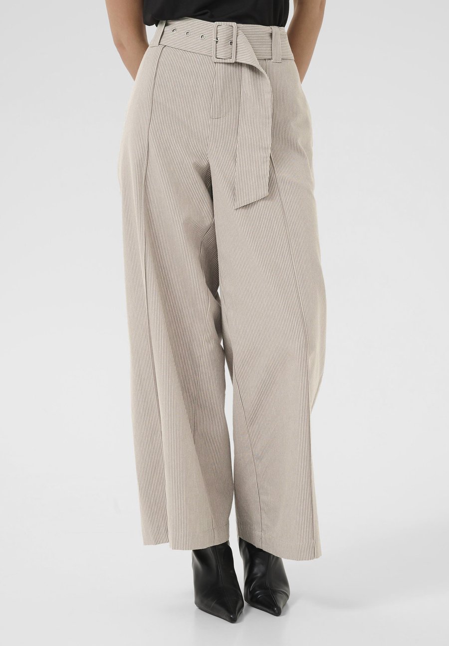 Брюки Culture LENNA , Cloudburst Whitecap Stripe/Beige
Брюки Culture LENNA , Cloudburst Whitecap Stripe/Beige