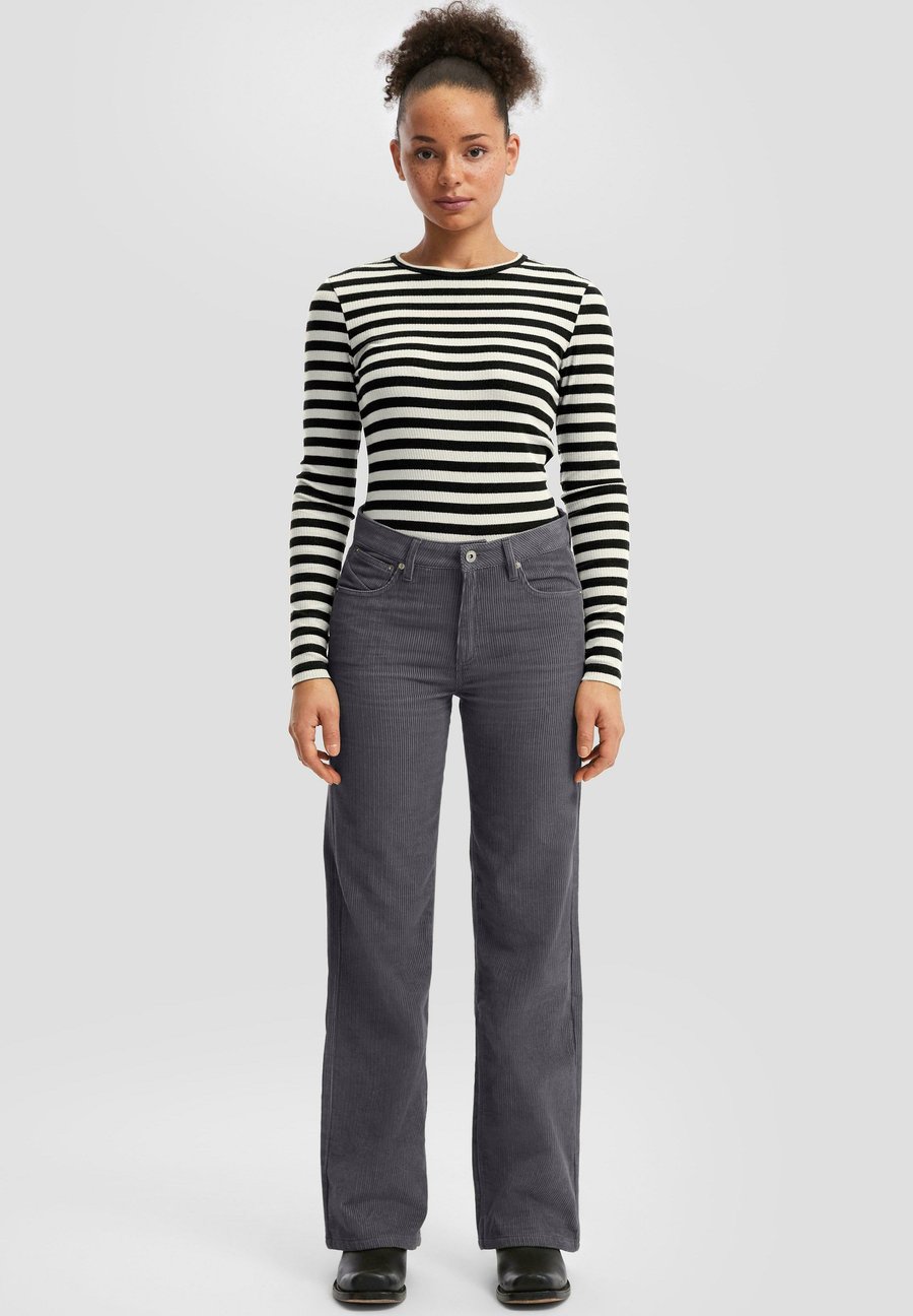 Брюки QS MIT WEITEM, Anthrazit/Anthracite
Брюки QS MIT WEITEM, Anthrazit/Anthracite