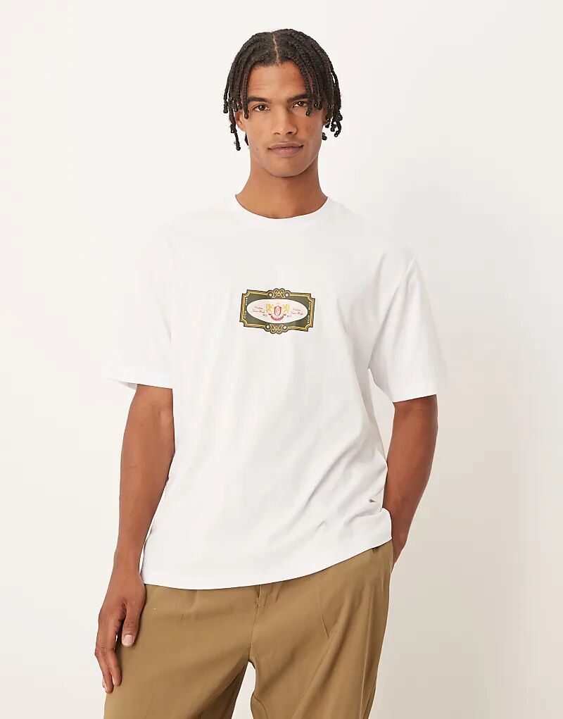 Свободная футболка ASOS DESIGN белого цвета с лейблом на груди
Свободная футболка ASOS DESIGN белого цвета с лейблом на груди