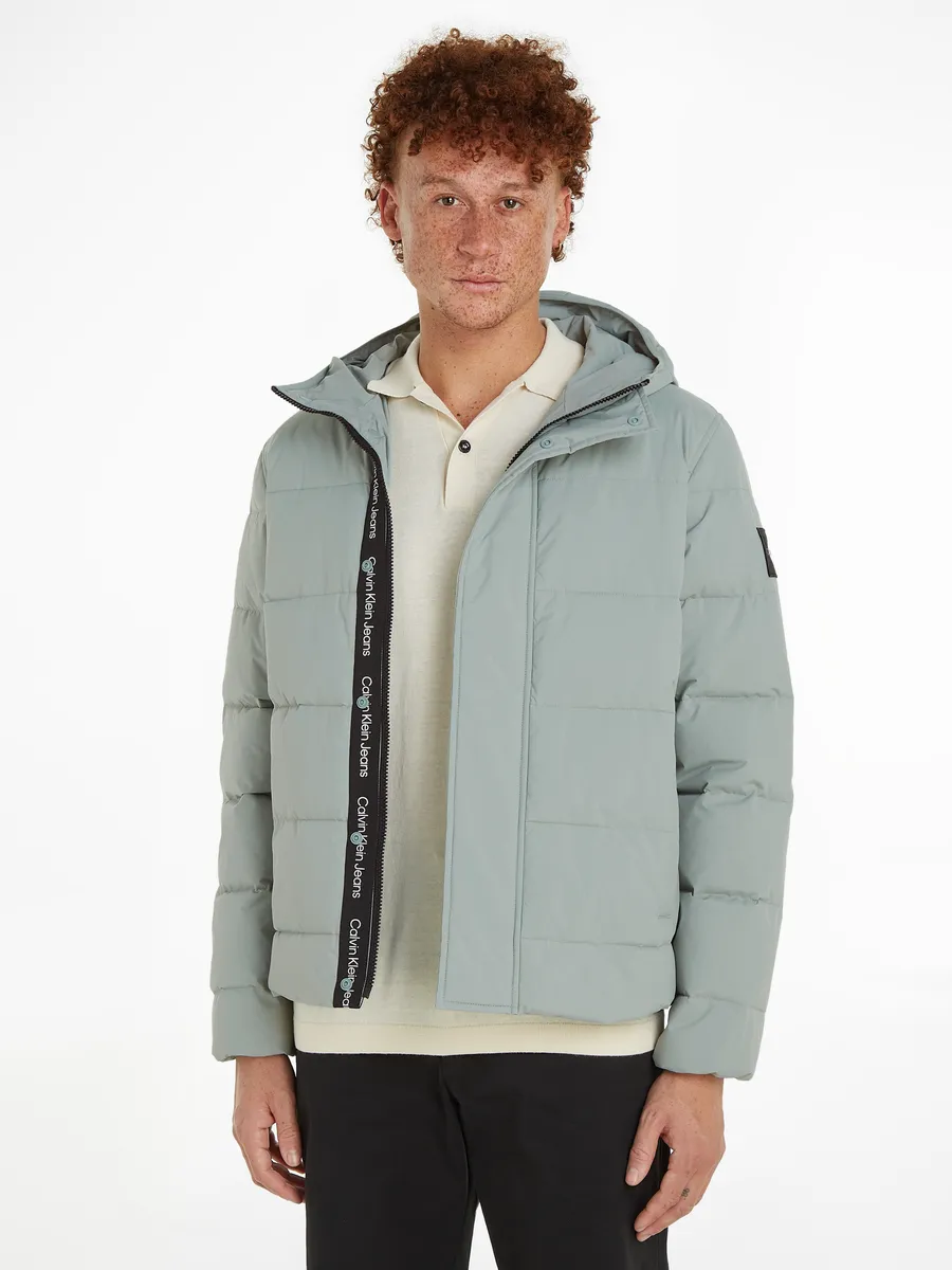 Куртка Calvin Klein Jeans "ESSENTIAL LW PADDED JACKET", с капюшоном и нашивкой с логотипом, серый
Куртка Calvin Klein Jeans "ESSENTIAL LW PADDED JACKET", с капюшоном и нашивкой с логотипом, серый