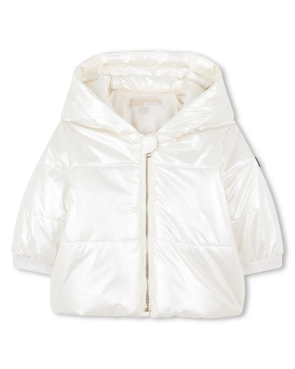 Детский пуховик естественного цвета с длинными рукавами Michael Kors
Детский пуховик естественного цвета с длинными рукавами Michael Kors