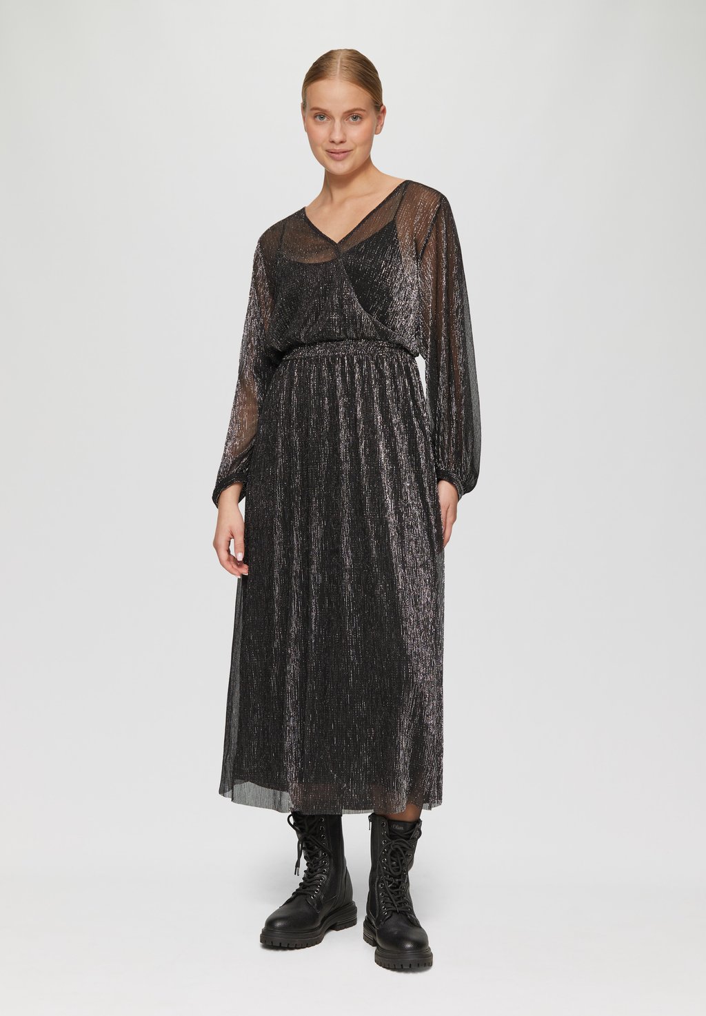 Повседневное платье LANGES MIT GLITZER UND SMOK-DETAIL s.Oliver, черный
Повседневное платье LANGES MIT GLITZER UND SMOK-DETAIL s.Oliver, черный