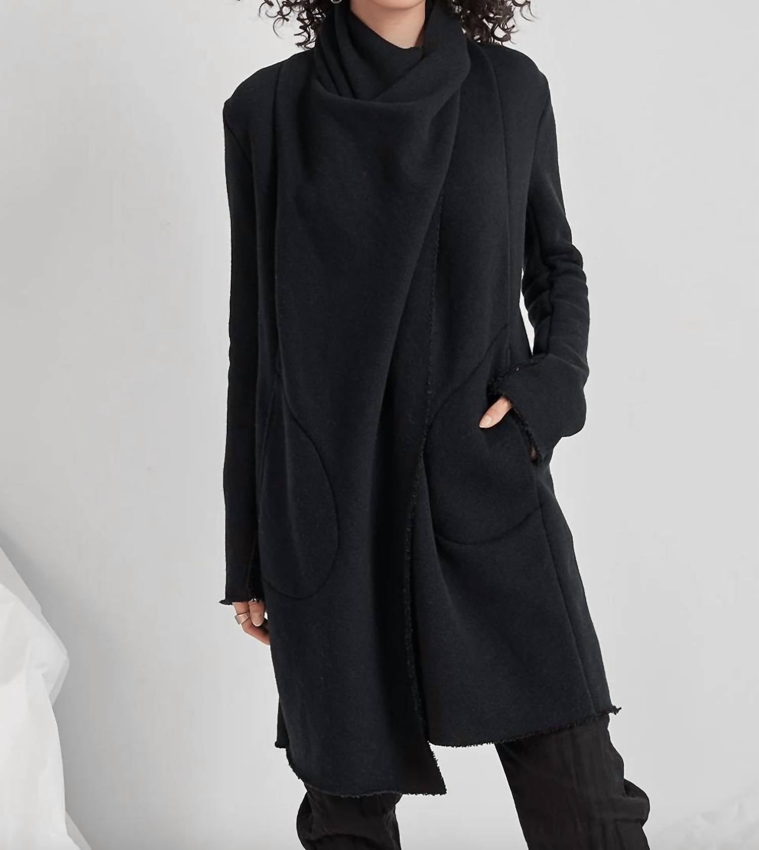 Montana Big Loop Длинная куртка-пончо в черном цвете Veronique Miljkovitch
Montana Big Loop Длинная куртка-пончо в черном цвете Veronique Miljkovitch