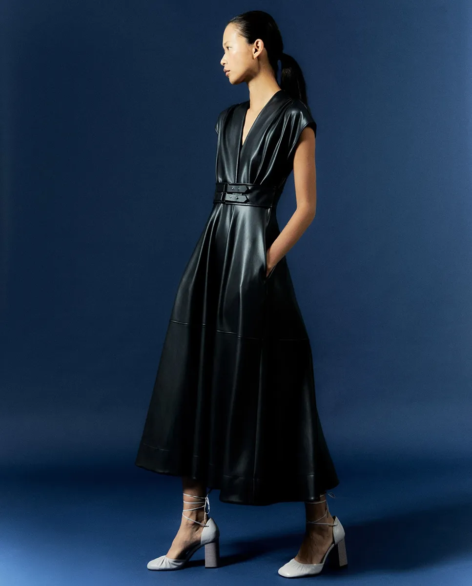 Платье с поясом на застёжках Sfera, черный
Платье с поясом на застёжках Sfera, черный