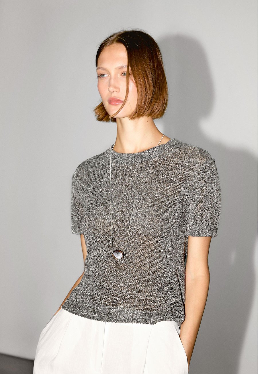 Джемпер Massimo Dutti METALLIC SHORT SLEEVE, Grey
Джемпер Massimo Dutti METALLIC SHORT SLEEVE, Grey