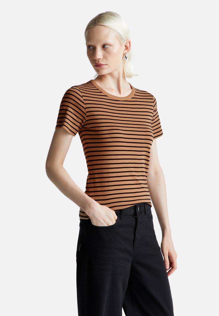 Футболка United Colors of Benetton CREW NECK STRIPED, Beige
Футболка United Colors of Benetton CREW NECK STRIPED, Beige