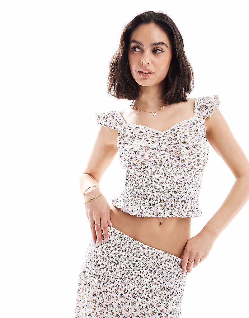 Топ-комбинезон Wednesday's Girl с цветочным принтом и сборками белого цвета
Топ-комбинезон Wednesday's Girl с цветочным принтом и сборками белого цвета